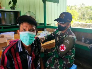 Satgas Yonif 131/Brs Laksanakan Serbuan Vaksinasi Covid-19 di Papua