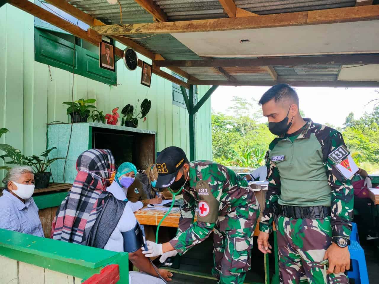 Satgas Yonif 131/Brs Laksanakan Serbuan Vaksinasi Covid-19 di Papua