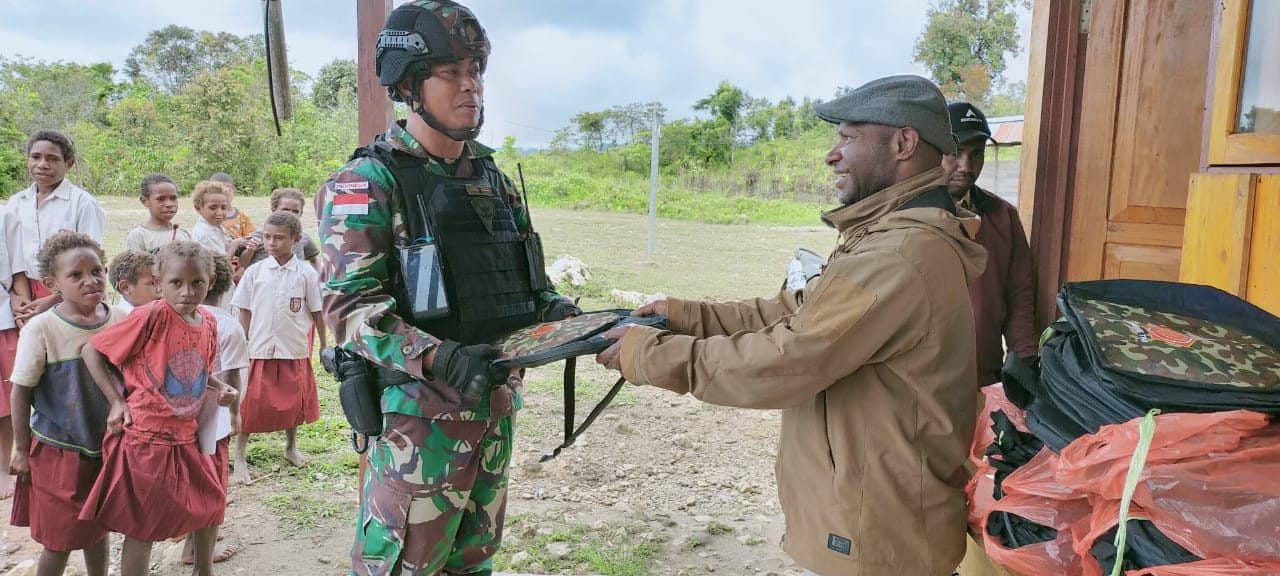 Satgas Yonmek 403 Bagikan Tas Sekolah Kepada Pelajar Perbatasan RI-PNG