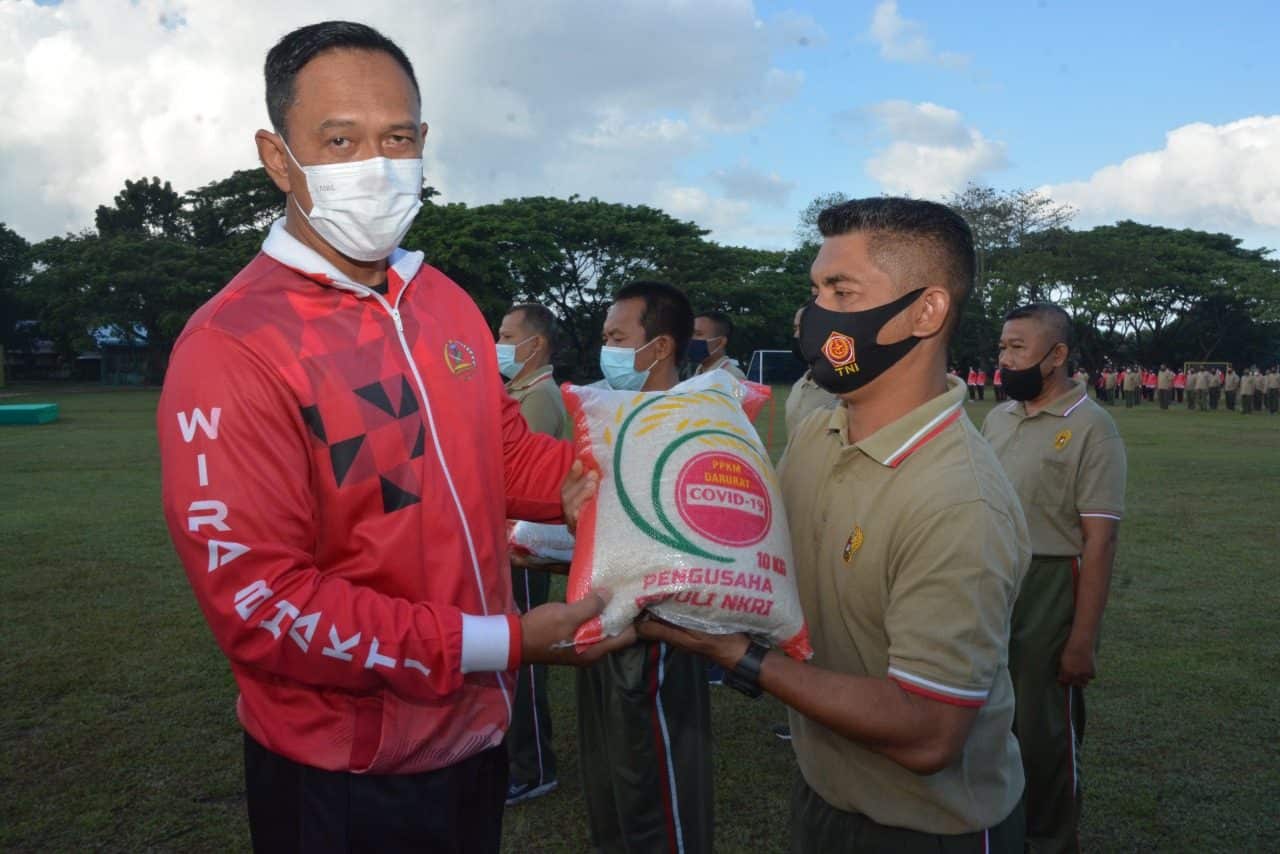 Bakti Sosial Setmilpres RI, Korem 162/WB Salurkan 100 Ton Beras Bantuan Presiden RI Kepada Masyarakat NTB