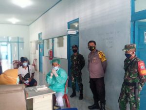 Sinergitas Personel Satgas Yonif 144/Jy Dengan Polri Pada Vaksinasi Covid-19 Warga Di Perbatasan