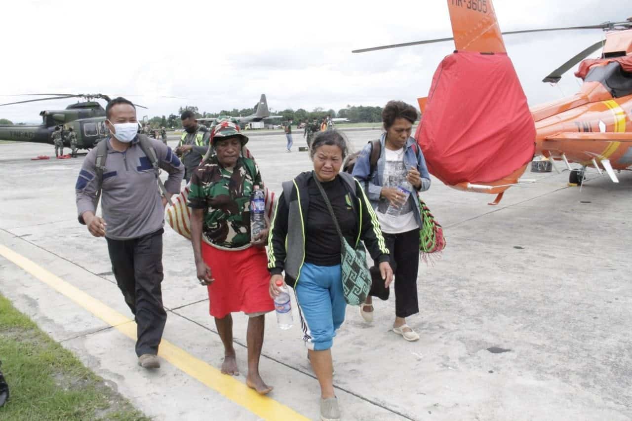 Personel TNI Evakuasi Tiga Orang Pengungsi Kiwirok