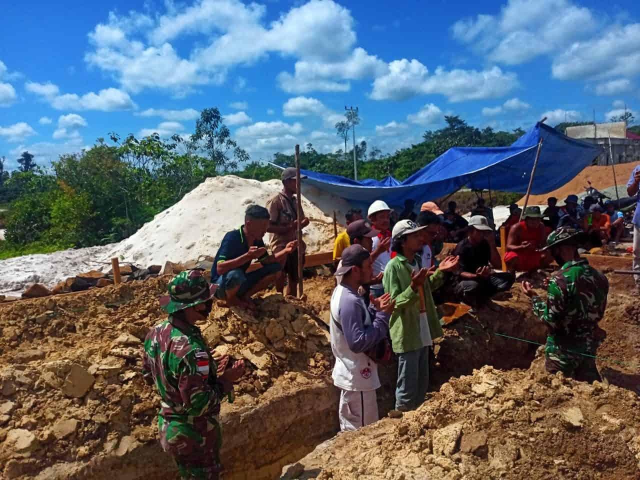 Satgas Pamtas Yonif Mekanis 643/Wns Bantu Bangun Masjid Di Perbatasan RI – Malaysia.