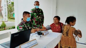 Dukung Program Pemerintah, Satgas Yonmek 403 Bantu Serbuan Vaksinasi di Perbatasan RI-PNG