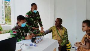 Dukung Program Pemerintah, Satgas Yonmek 403 Bantu Serbuan Vaksinasi di Perbatasan RI-PNG