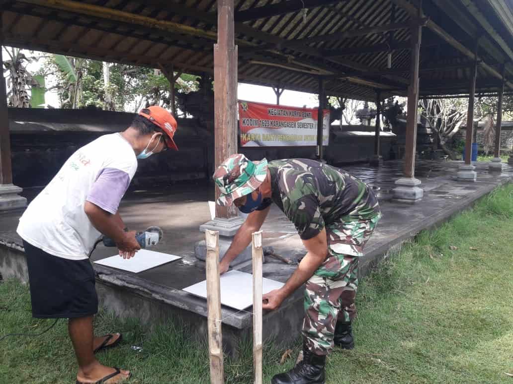 Karya Bakti Kodim 1623/Karangasem Pasang Keramik Di Tempat Ibadah