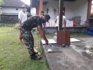 Karya Bakti Kodim 1623/Karangasem Pasang Keramik Di Tempat Ibadah