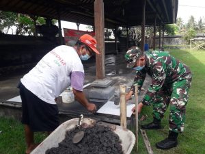 Karya Bakti Kodim 1623/Karangasem Pasang Keramik Di Tempat Ibadah