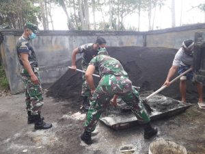 Karya Bakti Kodim 1623/Karangasem Pasang Keramik Di Tempat Ibadah