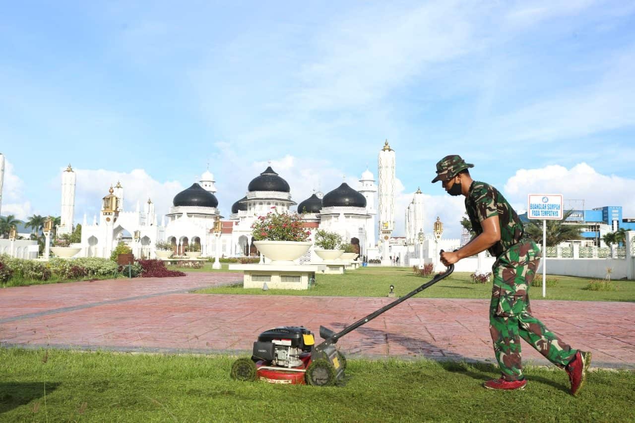 Jaga Kenyamanan Beribadah, Ratusan Prajurit Kodam IM Bersihkan Masjid Raya Baiturrahman