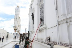 Jaga Kenyamanan Beribadah, Ratusan Prajurit Kodam IM Bersihkan Masjid Raya Baiturrahman