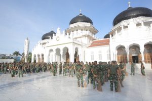 Jaga Kenyamanan Beribadah, Ratusan Prajurit Kodam IM Bersihkan Masjid Raya Baiturrahman