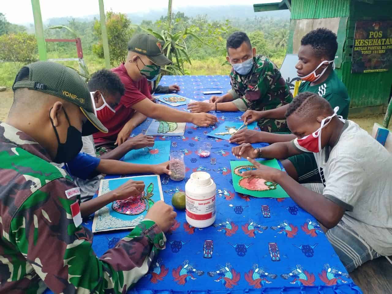 Satgas Yonif 131/Brs Ajarkan Anak-Anak di Papua Membuat Hiasan Dinding