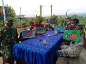 Satgas Yonif 131/Brs Ajarkan Anak-Anak di Papua Membuat Hiasan Dinding