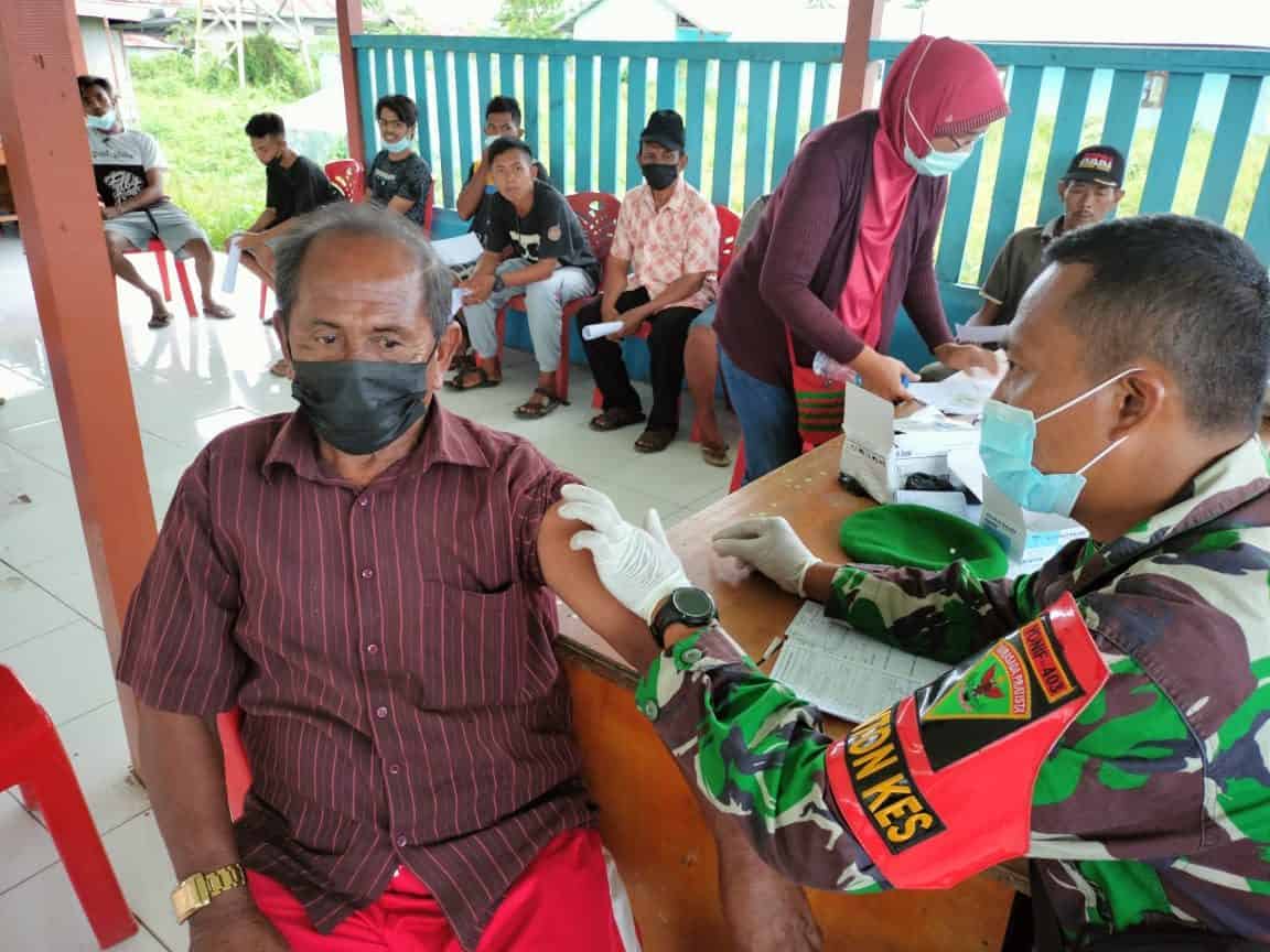 Satgas Yonmek 403 Gelar Serbuan Vaksinasi di Kampung Senggi