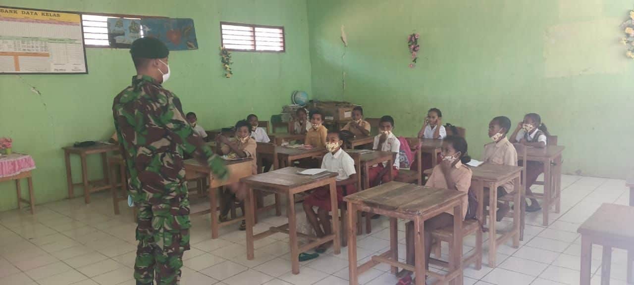 PTM di SD Katolik Tasinifu, Anggota Satgas Pamtas Yonarmed 6/3 Kostrad Ingatkan siswa Patuhi Prokes