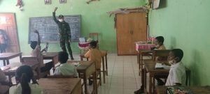 PTM di SD Katolik Tasinifu, Anggota Satgas Pamtas Yonarmed 6/3 Kostrad Ingatkan siswa Patuhi Prokes