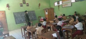 PTM di SD Katolik Tasinifu, Anggota Satgas Pamtas Yonarmed 6/3 Kostrad Ingatkan siswa Patuhi Prokes