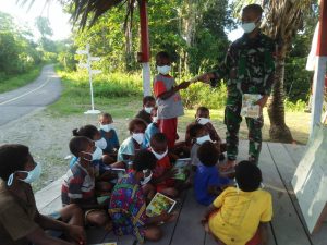 Satgas Yonif Mekanis 512/QY Berikan Tambahan Pelajaran Kepada Anak-Anak di Perbatasan Papua