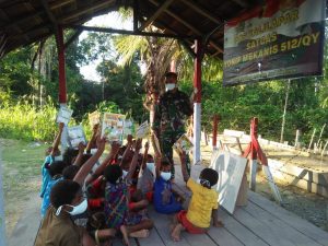 Satgas Yonif Mekanis 512/QY Berikan Tambahan Pelajaran Kepada Anak-Anak di Perbatasan Papua