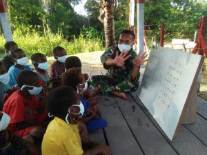 Satgas Yonif Mekanis 512/QY Berikan Tambahan Pelajaran Kepada Anak-Anak di Perbatasan Papua