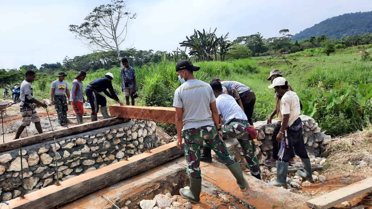 Satgas Yonif 131 Bantu Pembangunan Jembatan di Kampung Young Papua