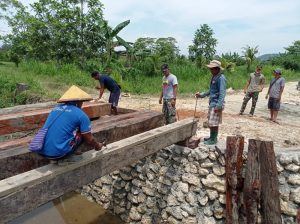 Satgas Yonif 131 Bantu Pembangunan Jembatan di Kampung Young Papua