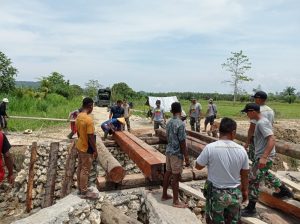 Satgas Yonif 131 Bantu Pembangunan Jembatan di Kampung Young Papua