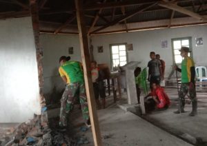 Satgas Yonarmed 6/3 Kostrad Bantu Warga Bangun Gereja Oelmuke