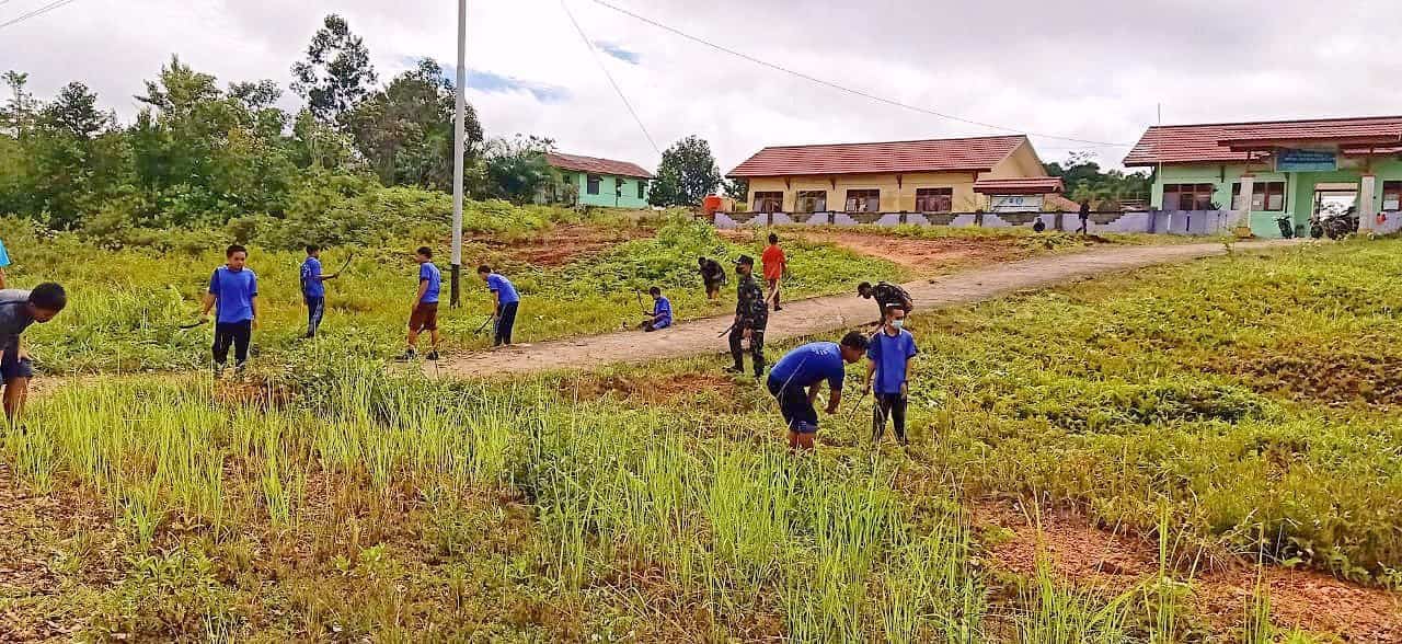 Personel Satgas Yonif 144/JY Gotong Royong Bersama Anak-Anak SMPN 03 Di Perbatasan