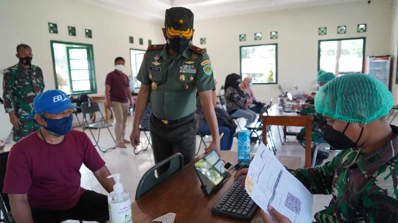 Brigjen TNI Achmad Fauzi Spontanitas Gandeng Tuna Netra Yang Antusias Ingin Divaksin