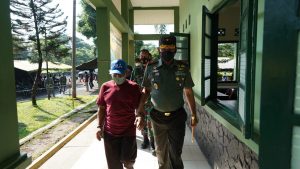 Brigjen TNI Achmad Fauzi Spontanitas Gandeng Tuna Netra Yang Antusias Ingin Divaksin