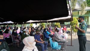 Brigjen TNI Achmad Fauzi Spontanitas Gandeng Tuna Netra Yang Antusias Ingin Divaksin