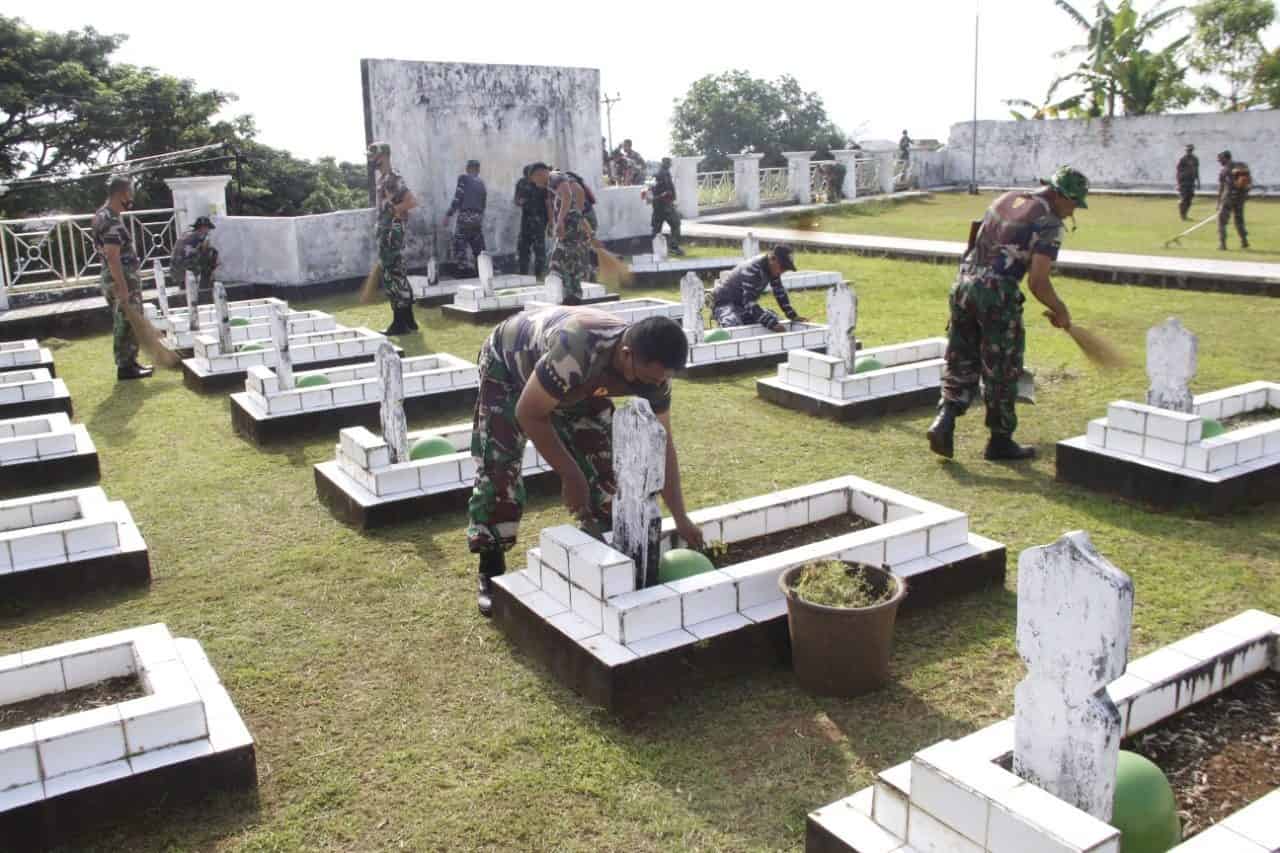 Sambut HUT TNI , Korem 152/Baabulah Pugar Taman Makam Pahlawan Banau