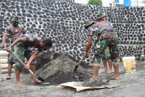 Sambut HUT TNI , Korem 152/Baabulah Pugar Taman Makam Pahlawan Banau