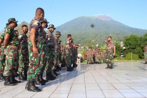 Sambut HUT TNI , Korem 152/Baabulah Pugar Taman Makam Pahlawan Banau