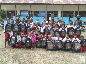 Satgas Yonif 131 Bagikan Perlengkapan Sekolah Kepada Pelajar di Papua