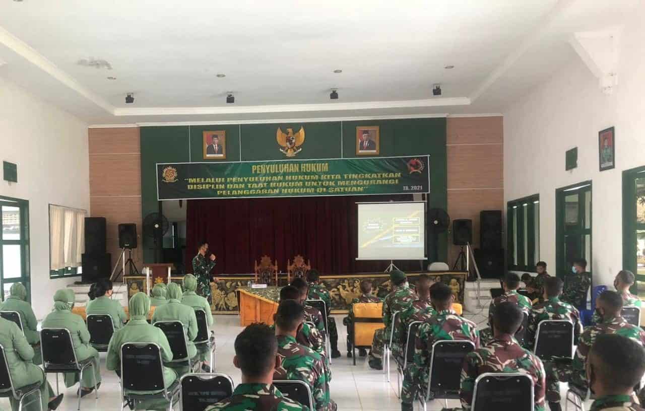 Hukum Divisi Infanteri 2 Kostrad Berikan Penyuluhan di Yonif PR 502/UY/18/2 Kostrad