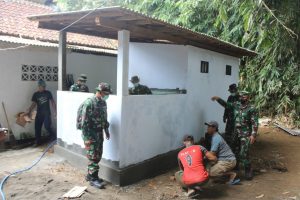 Karya Bakti TNI dan Bakti Sosial Dislitbangad Gotong Royong Bersama Warga Renovasi Tempat Ibadah