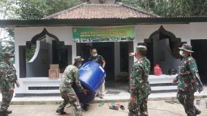 Karya Bakti TNI dan Bakti Sosial Dislitbangad Gotong Royong Bersama Warga Renovasi Tempat Ibadah
