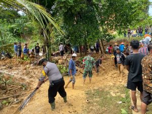 Koramil 05/Lubuk Alung Bantu Evakuasi Korban Tanah Longsor Di Tanah Taban Pasie Laweh