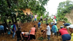 Koramil 05/Lubuk Alung Bantu Evakuasi Korban Tanah Longsor Di Tanah Taban Pasie Laweh