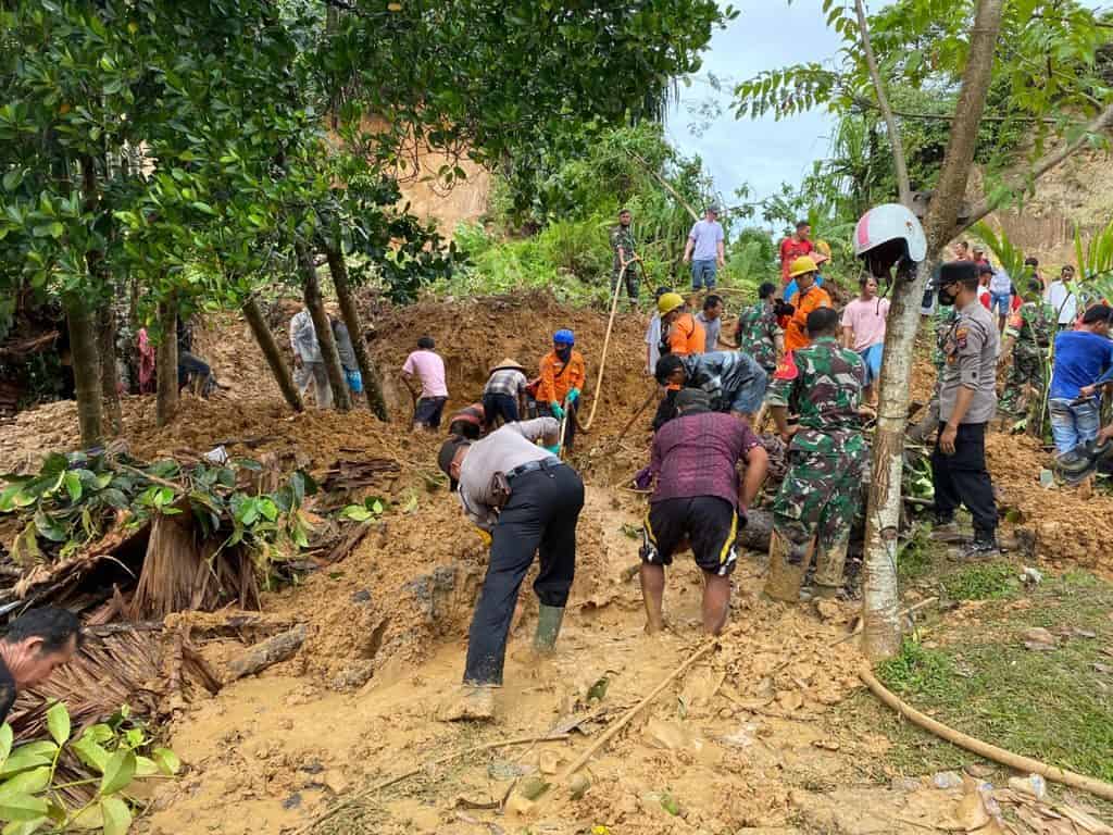 Koramil 05/Lubuk Alung Bantu Evakuasi Korban Tanah Longsor Di Tanah Taban Pasie Laweh