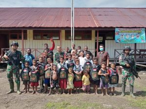 Peduli Pendidikan, Satgas Yonmek 403 Bagikan Tas Sekolah di Perbatasan RI-PNG