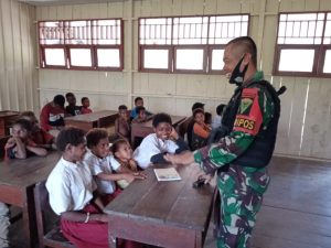 Peduli Pendidikan, Satgas Yonmek 403 Bagikan Tas Sekolah di Perbatasan RI-PNG