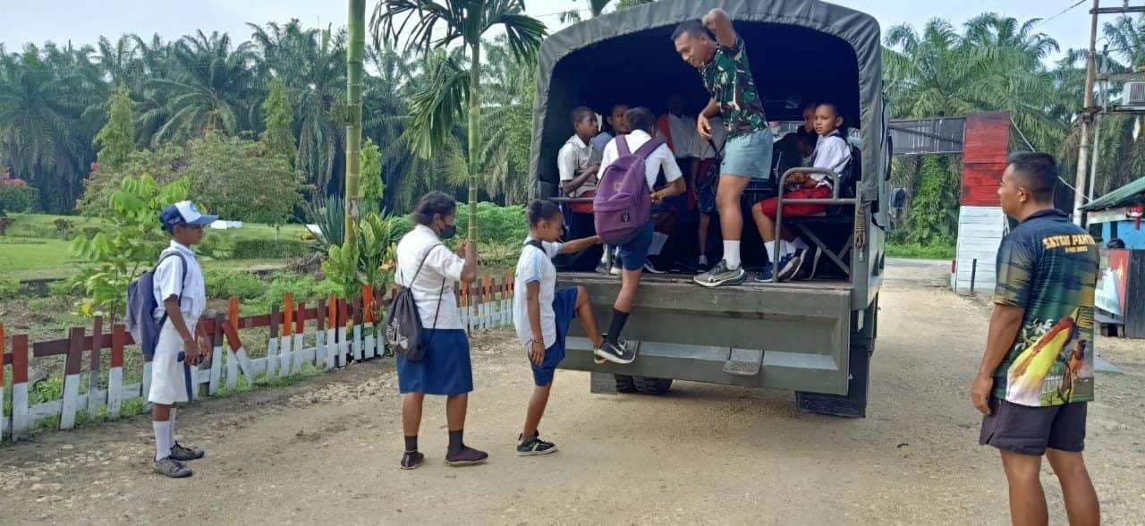 Satgas Yonmek 403 Bantu Transportasi Antar Anak Sekolah di Papua