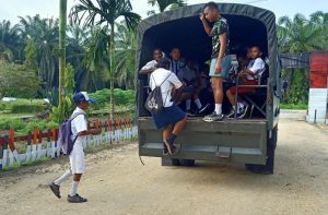 Satgas Yonmek 403 Bantu Transportasi Antar Anak Sekolah di Papua