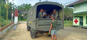 Satgas Yonmek 403 Bantu Transportasi Antar Anak Sekolah di Papua