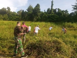Satgas Yonif 131 Bersama Warga Gotong Royong Bersihkan Lapangan Kampung Pitewi