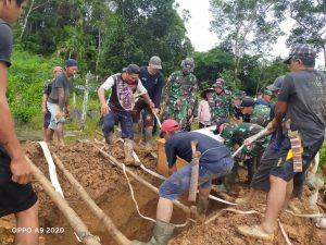Ringankan Duka Warga Anggota Satgas Yonif 144/JY Bantu Pemakaman Warga di Perbatasan